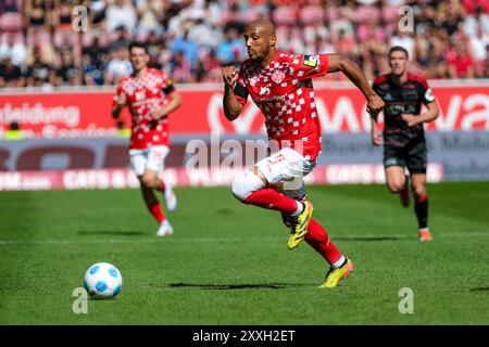 Karim Onisiwo (1. FSV Mainz 05, #09) Ball AM, GER, 1. FSV Mainz 05 vs. 1. FC Union Berlin Fussball, 1. Bundesliga, 1. Spieltag, Spielzeit 2024/2025, 24.08.2024. LES RÈGLEMENTS du LDF INTERDISENT TOUTE UTILISATION DE PHOTOGRAPHIES comme SÉQUENCES D'IMAGES ou QUASI-VIDÉO Foto : Eibner-Pressefoto/Florian Wiegand Banque D'Images