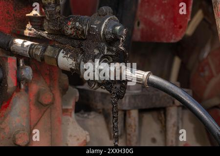 Raccord hydraulique à distance et flexible sur les anciens tracteurs agricoles. Entretien des équipements agricoles, entretien et réparation du circuit hydraulique. Banque D'Images