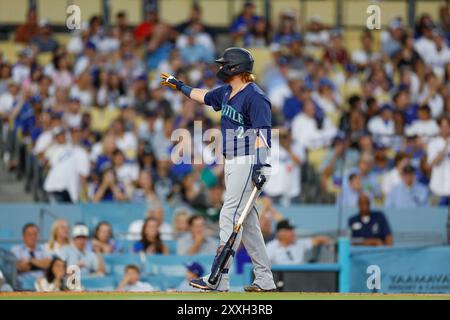 Justin Turner #2 des Mariners de Seattle reconnaît la foule lors d'une batte lors d'un match contre les Dodgers de Los Angeles au Dodger Stadium sur au Banque D'Images