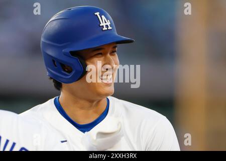 Shohei Ohtani #17 des Dodgers de Los Angeles sourit en se tenant sur la première base lors d'un match contre les Mariners de Seattle au Dodger Stadium sur Augus Banque D'Images