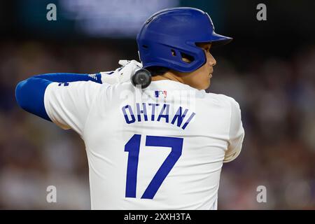Shohei Ohtani #17 des Dodgers de Los Angeles attend sur le pont lors d'un match contre les Mariners de Seattle au Dodger Stadium le 19 août 2024, à Los Ang Banque D'Images