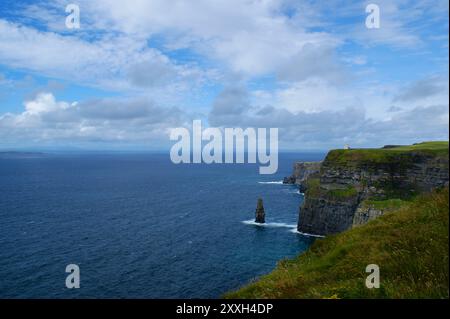 Falaises de moher un lieu touritique en Irlande. La côte rocheuse de l'océan Atlantique en Irlande Banque D'Images