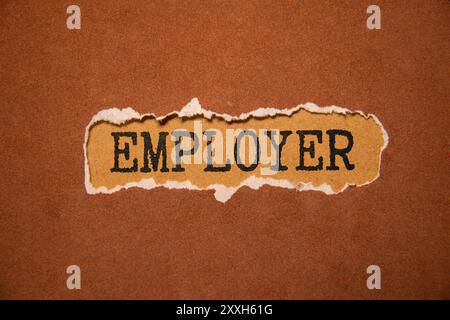 Papier déchiré révélant le mot employeur sur fond jaune Banque D'Images