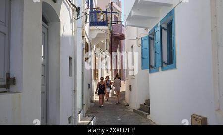 Ruelle étroite aux murs blancs et aux volets colorés, poussettes en été, Mandraki, Nisyros, Dodécanèse, îles grecques, Grèce, Europe Banque D'Images