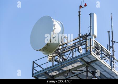 Antenne sur un sommet de tour à la montagne Schockl à Graz. Concept de technologie sans fil Banque D'Images