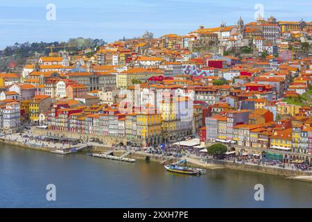 Porto, Portugal, 1er avril 2018 : vue sur la promenade aérienne de la vieille ville de ribeira avec des maisons colorées près du fleuve Douro, en Europe Banque D'Images