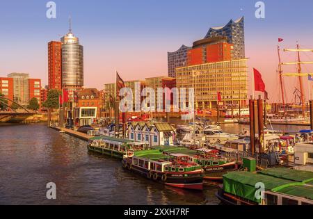 Hambourg, Allemagne, 26 juillet 2018 : vue sur le coucher du soleil de la ville des entrepôts ou du quartier de Speicherstadt, Europe Banque D'Images