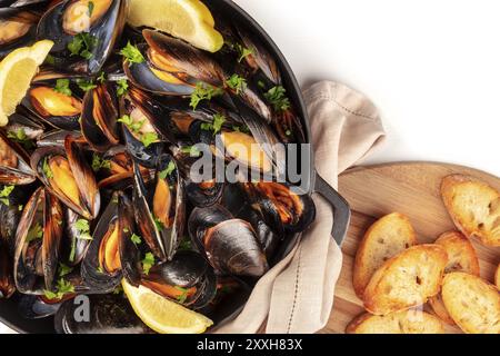 Moules marinière moules marinière, frais généraux, close-up dans une casserole avec du pain grillé sur un fond blanc avec copie espace Banque D'Images