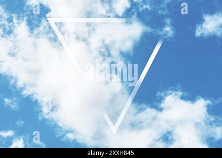 Abstract background Image, conception modèle à copier l'espace. Ciel bleu avec des nuages blancs et un cadre triangulaire avec une place pour le texte Banque D'Images