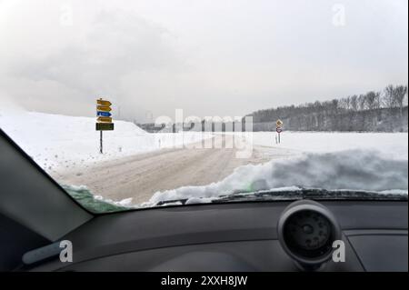 Vue du paysage hivernal à travers le pare-brise d'une voiture Banque D'Images