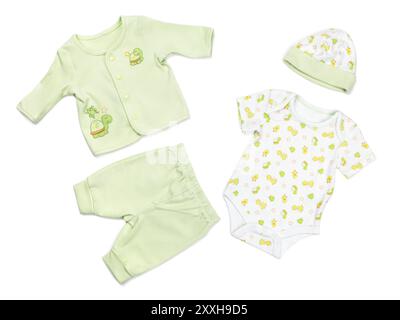 Pyjama bébé en coton bio vert et d'un body chapeau isolé sur fond blanc Banque D'Images