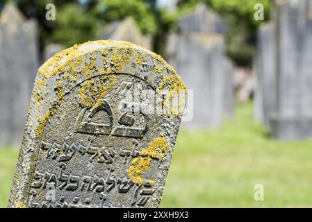 Den Helder, pays-Bas, juin 2022. Vieilles tombes juives délabrées au cimetière de Den Helder. Mise au point sélective Banque D'Images