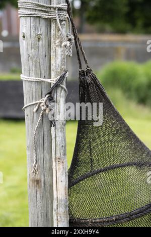 Enkhuizen, pays-Bas. Juin 2022. Gros plan de filets de pêche suspendus pour sécher. Mise au point sélective. gros plan Banque D'Images