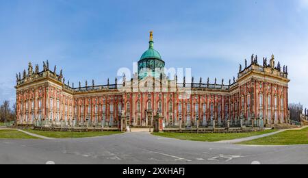 Façade panoramique du Nouveau Palais - Neues Palais- dans le parc de Sanssouci, Potsdam, Allemagne Banque D'Images