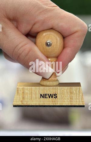 Symbole photo, main de femme avec timbre, inscription : News, Studio Banque D'Images