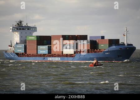 Container cargo dans la mer du Nord au large de Cuxhaven Banque D'Images