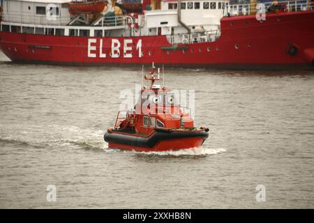 Bateau d'alimentation des pilotes Elbe devant le phare Elbe 1 Banque D'Images