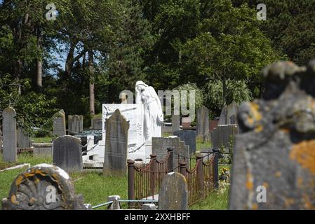 Den Helder, pays-Bas, juin 2022. Vieilles tombes délabrées dans le cimetière de Den Helder. Mise au point sélective Banque D'Images