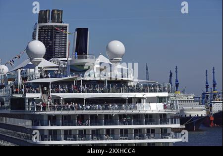 Europe, Allemagne, Hambourg, Elbe, Cruise Centre Altona, navire à passagers, Mein Schiff 6, superstructures de pont, cabines avec balcons, de nombreux passagers sur d Banque D'Images