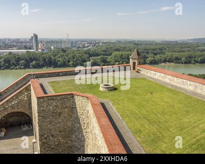 Vue d'une forteresse avec murs environnants et verdure avec une vue sur la rivière et la ville en arrière-plan, bratislava, slovaquie Banque D'Images