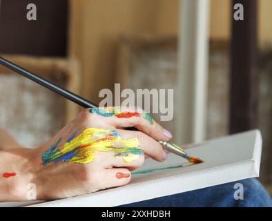 Libre de l'artiste féminine hand holding paintbrush Banque D'Images