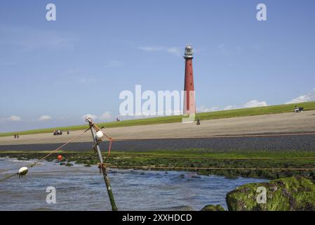 Den Helder, pays-Bas. Juillet 2022. Le phare de Den Helder à marée basse Banque D'Images