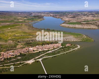 Une vue aérienne large montre un paysage fluvial sinueux avec un village et des collines verdoyantes, vue aérienne, Maderuelo, Rio Riaza, rivière Riaza, Embalse de Linares Banque D'Images