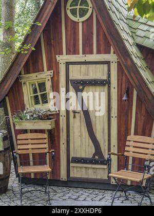 Cabane en bois rustique dans la forêt avec des chaises confortables, fenêtre et porte en bois, Schloss Neuhaus, Allemagne, Europe Banque D'Images