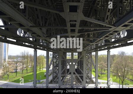 Ascenseur de bateau Niederfinow dans le Brandebourg. L'ascenseur de bateau Niederfinow en Allemagne. Canal Oder-Havel près de Niederfinow dans le Brandebourg. Ancien et nouveau bâtiment Banque D'Images