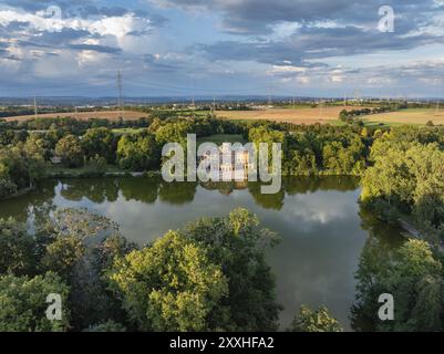 Château du lac de Monrepos reflété dans le lac Eglosheim, vue aérienne, Ludwigsburg, Bade-Wuerttemberg, Allemagne, Europe Banque D'Images