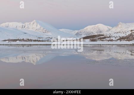 Sommets montagneux reflétés dans un lac de la vallée de Doeralen, parc national de Rondane, Oppland Fylke, Norvège, septembre 2010, Europe Banque D'Images