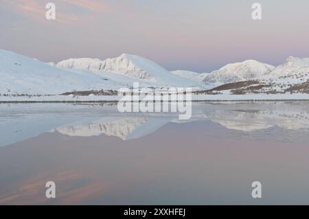 Sommets montagneux reflétés dans un lac de la vallée de Doeralen, parc national de Rondane, Oppland Fylke, Norvège, septembre 2010, Europe Banque D'Images