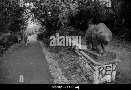 Allemagne, Berlin, 27 juin 1991, ours, pierre artificielle de Erwin Damerow, 1973, Volkspark Prenzlauer Berg, REP, graffiti, Europe Banque D'Images