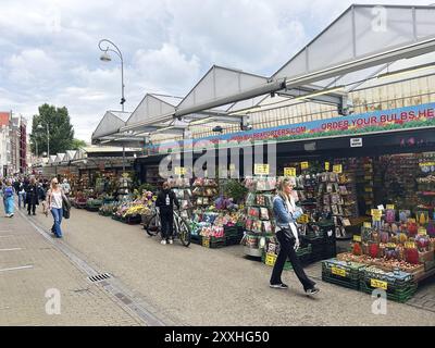 Amsterdam, pays-Bas. 26 août 2023. Le marché aux fleurs flottant à Amsterdam Banque D'Images