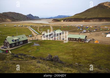 LANDMANNALAUGAR, ISLANDE, 09 JUILLET : Camping avec tentes et cabanes en bois près d'une rivière le 09 juillet 2013 à Landmannalaugar, Islande, Europe Banque D'Images