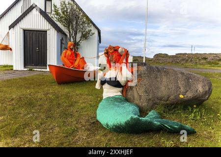 DJUPIVOGUR, ISLANDE, 21 JUIN : installation d'un pêcheur dans un bateau avec une sirène sur son hameçon le 21 juin 2013 à Djupivogur, Islande, Europe Banque D'Images