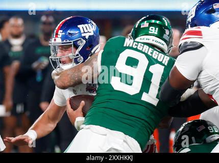 East Rutherford, États-Unis. 24 août 2024. Les jets de New York Braiden McGregor mettent à sac Tommy Devito, les Giants de New York, dans la première moitié d'un match de pré-saison au MetLife Stadium à East Rutherford, New Jersey, le samedi 24 août 2024. Photo de John Angelillo/UPI crédit : UPI/Alamy Live News Banque D'Images