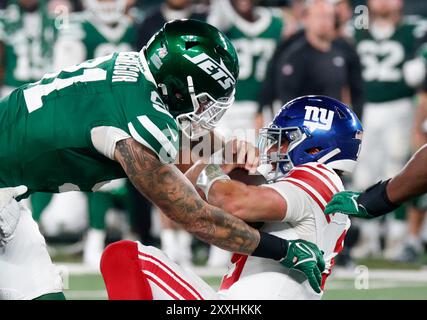 East Rutherford, États-Unis. 24 août 2024. Les jets de New York Braiden McGregor mettent à sac Tommy Devito, les Giants de New York, dans la première moitié d'un match de pré-saison au MetLife Stadium à East Rutherford, New Jersey, le samedi 24 août 2024. Photo de John Angelillo/UPI crédit : UPI/Alamy Live News Banque D'Images