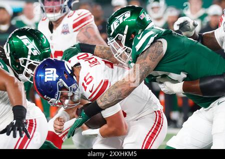 East Rutherford, États-Unis. 24 août 2024. Les jets de New York Braiden McGregor mettent à sac Tommy Devito, les Giants de New York, dans la première moitié d'un match de pré-saison au MetLife Stadium à East Rutherford, New Jersey, le samedi 24 août 2024. Photo de John Angelillo/UPI crédit : UPI/Alamy Live News Banque D'Images