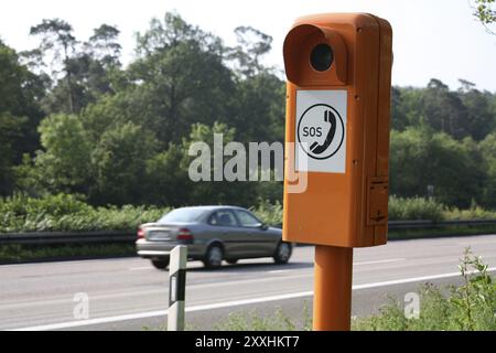 Pilier d'appel d'urgence sur une autoroute allemande Banque D'Images