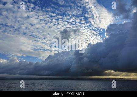 Nuages au-dessus du Lyngdalsfjord en Norvège Banque D'Images