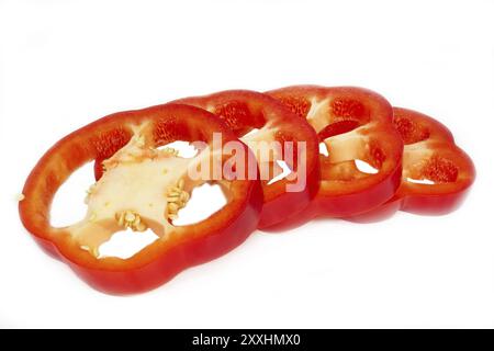 Poivron rouge coupé en rondelles sur un fond blanc Banque D'Images