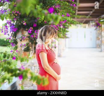 Image de femme enceinte de toucher son ventre avec les mains en plein air libre Banque D'Images