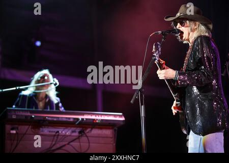 Porto, Portugal. 24 août 2024. Le chanteur, compositeur et musicien écossais Mike Scott, des Waterboys, est vu en concert sur scène le 4ème jour du festival de musique Vilar de Mouros qui a lieu du 21 au 24 août 2024 dans le nord du Portugal. Crédit : SOPA images Limited/Alamy Live News Banque D'Images