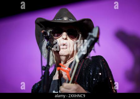 Porto, Portugal. 24 août 2024. Le chanteur, compositeur et musicien écossais Mike Scott, des Waterboys, est vu en concert sur scène le 4ème jour du festival de musique Vilar de Mouros qui a lieu du 21 au 24 août 2024 dans le nord du Portugal. Crédit : SOPA images Limited/Alamy Live News Banque D'Images