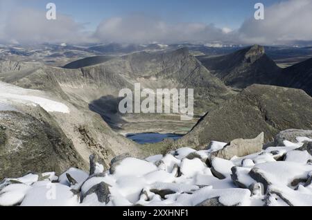 Vue de la montagne Storstyggesvanatinden dans la vallée de Svanadalen dans le parc national de Dovrefjell-Sunndalsfjella, Oppland Fylke, Norvège, septembre 2011 Banque D'Images