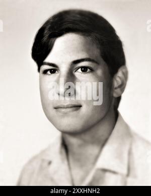 1970 c., USA : le célèbre STEVE JOBS ( Steven Paul , 1955 - 2011 ) quand était jeune homme âgé de 15 ans , de l'ANNUAIRE DU LYCÉE . Photographe inconnu . Magnat américain des affaires , designer industriel , investisseur et propriétaire des médias fondateur de la société APPLE . Photographe inconnu .- INFORMATICA - INFORMATICO - INFORMATIQUE - INFORMATIQUE - INVENTORE - INVENTEUR - HISTOIRE - FOTO STORICHE - personalità da giovani da giovane - personnalité personnalités quand il était jeune - ADOLESCENT - RAGAZZO --- ARCHIVIO GBB Banque D'Images