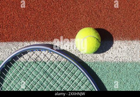 Close up de raquette de tennis et la balle sur le court de tennis en terre battue Banque D'Images