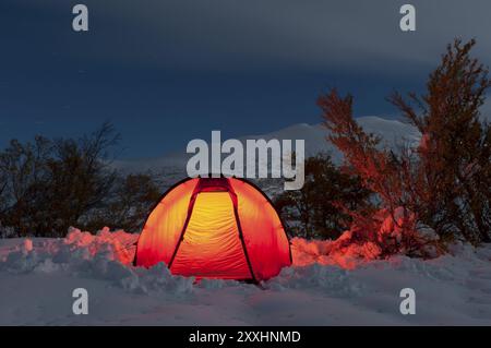 Tente illuminée par une nuit lumineuse au clair de lune dans la vallée de Doeralen, parc national de Rondane, Hedmark Fylke, Norvège, septembre 2010, Europe Banque D'Images