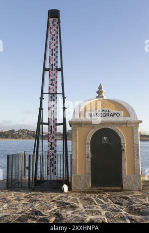 Lieu d'intérêt Maregrafo da Foz do Douro, affichage historique pour mesurer les marées, dans la lumière du soir à Granja de Baixo, région Norte, Porto dis Banque D'Images